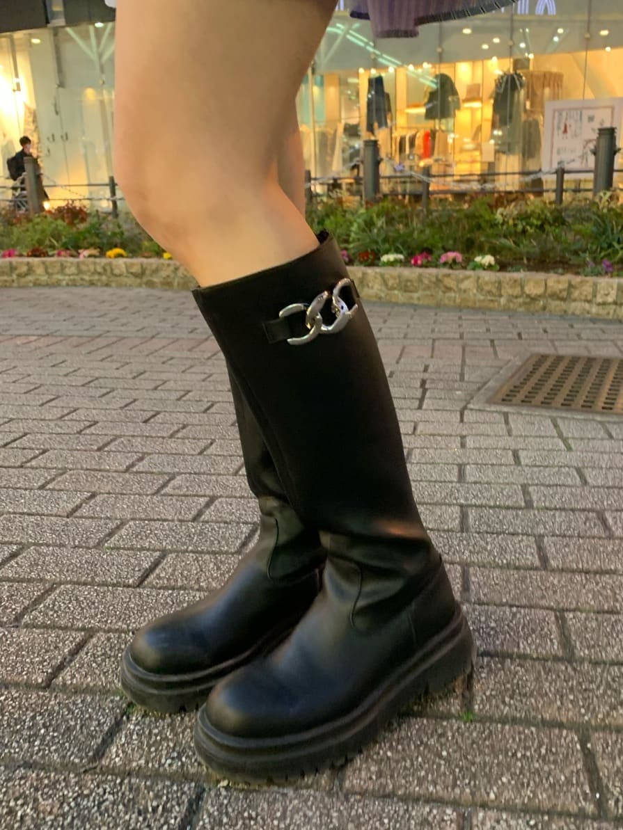 ブルー系のデニムジャケット、ブラック系のブーツ、ブルー系のシャツ/ブラウスを着用したレディースの春コーディネートの6枚目の写真