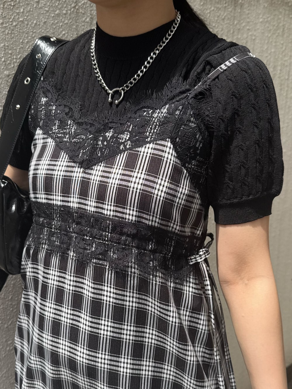 ブラック系のワンピース、ブラック系のニット/セーター、ブラック系のパンプスを着用したレディースの夏コーディネートの5枚目の写真