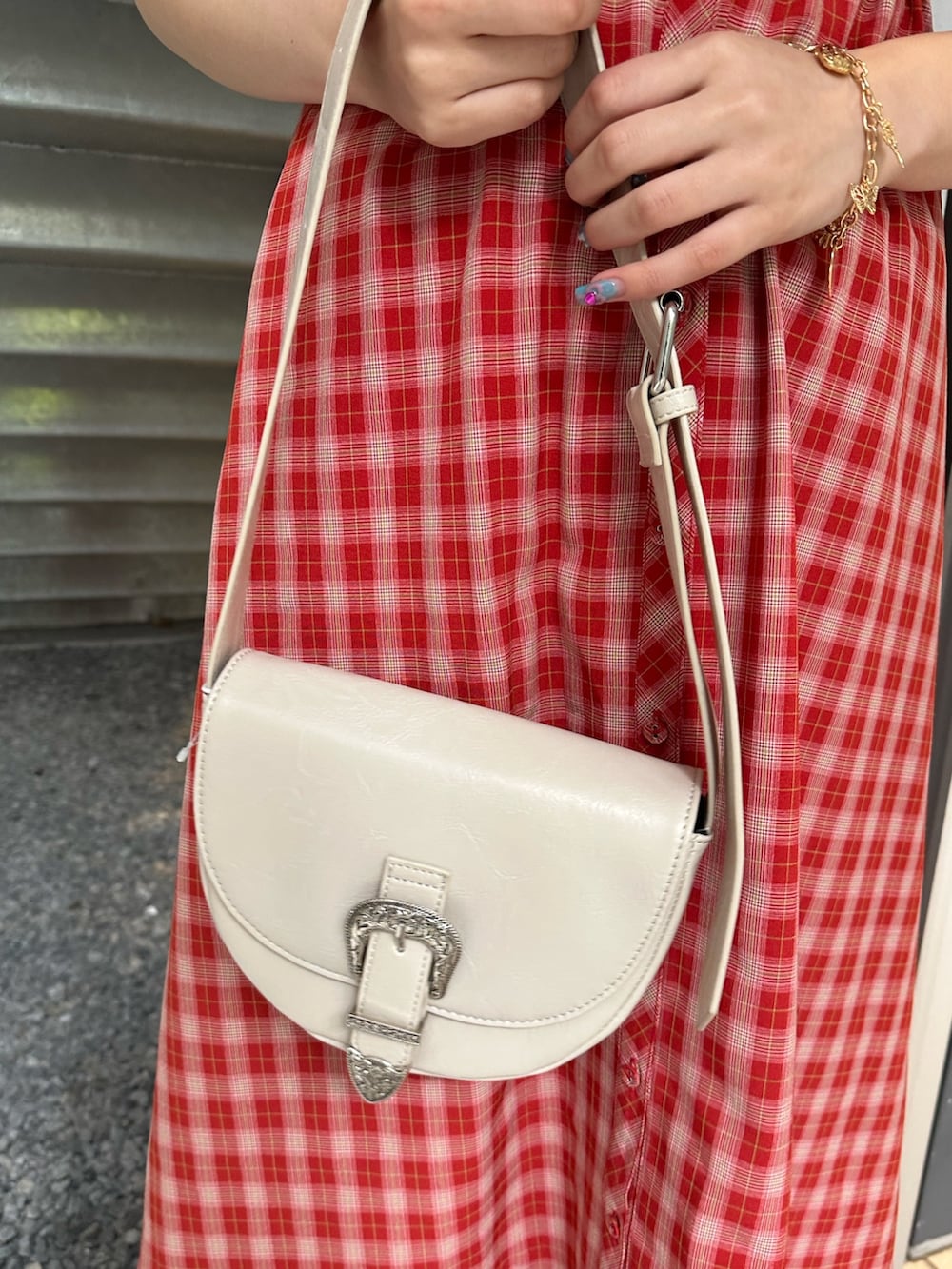 レッド系のワンピース、ホワイト系のショルダーバッグ、ホワイト系のハンチング/ベレー帽を着用したレディースの春コーディネートの4枚目の写真