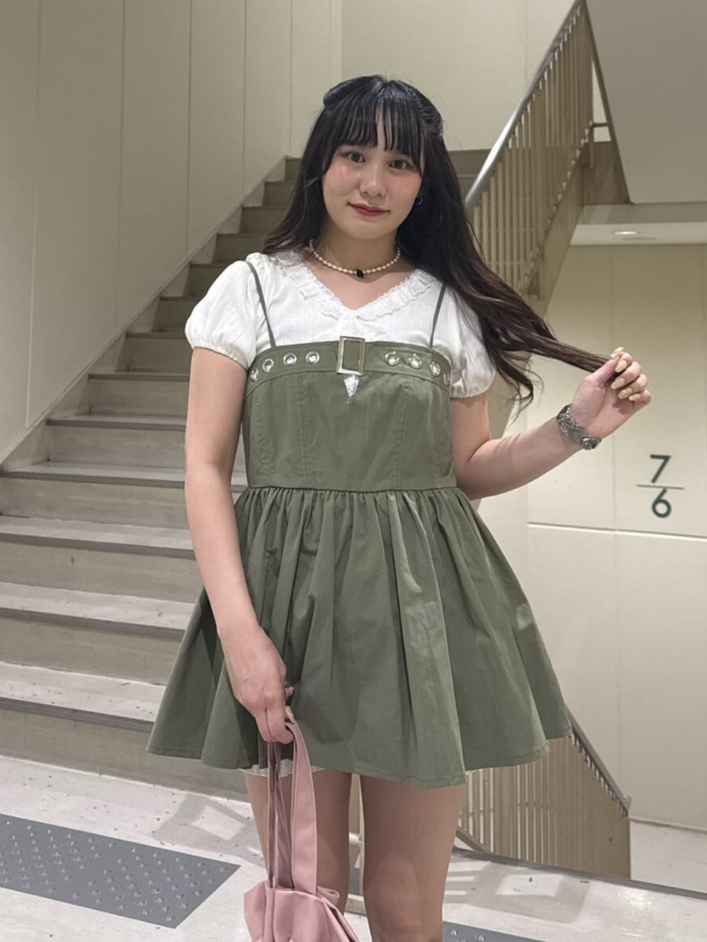 ブラック系のブーツ、ホワイト系のTシャツ/カットソー、グリーン系のチュニックを着用したレディースの春コーディネートの5枚目の写真