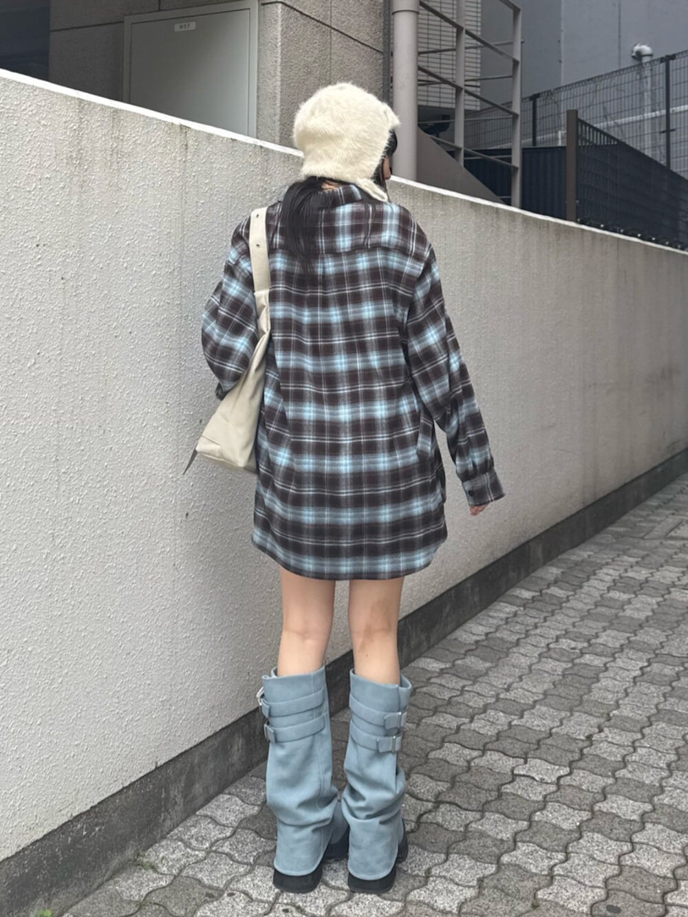 ブルー系のブーツ、ホワイト系のショルダーバッグ、ブラウン系のシャツ/ブラウスを着用したレディースの夏コーディネートの3枚目の写真