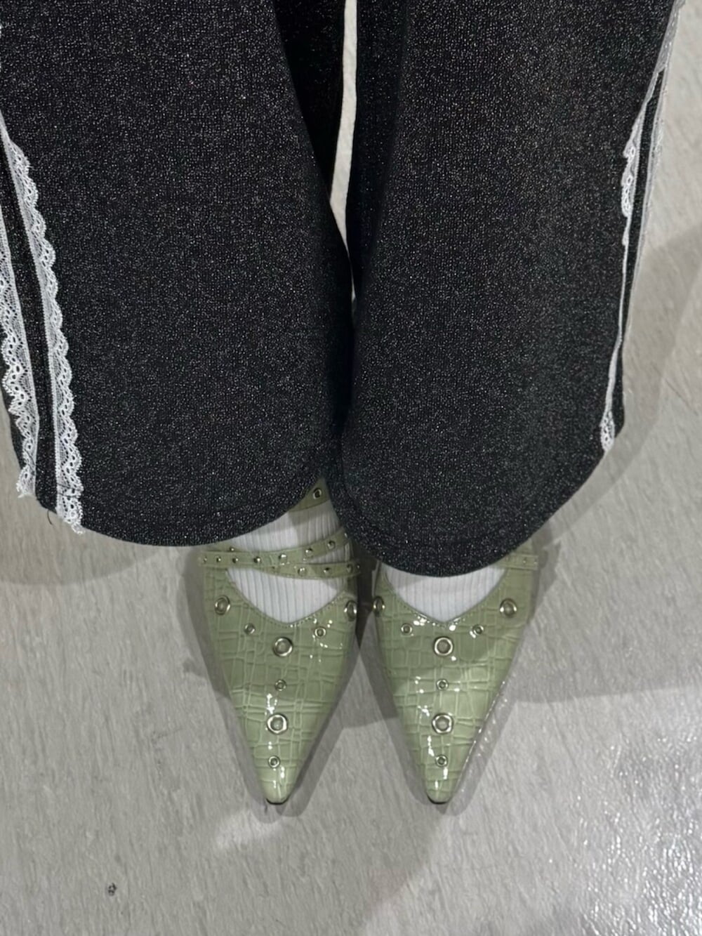 グリーン系のパンプス、ブラック系のその他パンツ、ホワイト系のシャツ/ブラウスを着用したレディースの夏コーディネートの7枚目の写真