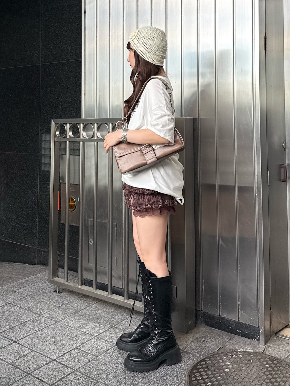 ホワイト系のTシャツ/カットソー、ブラウン系のその他パンツ、ブラウン系のハンドバッグを着用したレディースの夏コーディネートの2枚目の写真