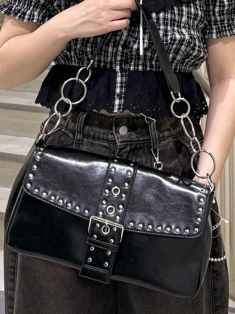 ブラック系のシャツ/ブラウス、ブラック系のデニムパンツ、ブラック系のハンドバッグを着用したレディースの春コーディネートの7枚目の写真