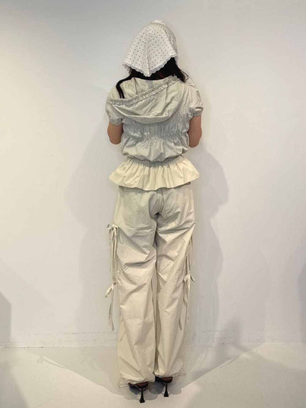 ホワイト系のその他トップス、ホワイト系のその他パンツ、ブラウン系のパンプスを着用したレディースの春コーディネートの3枚目の写真