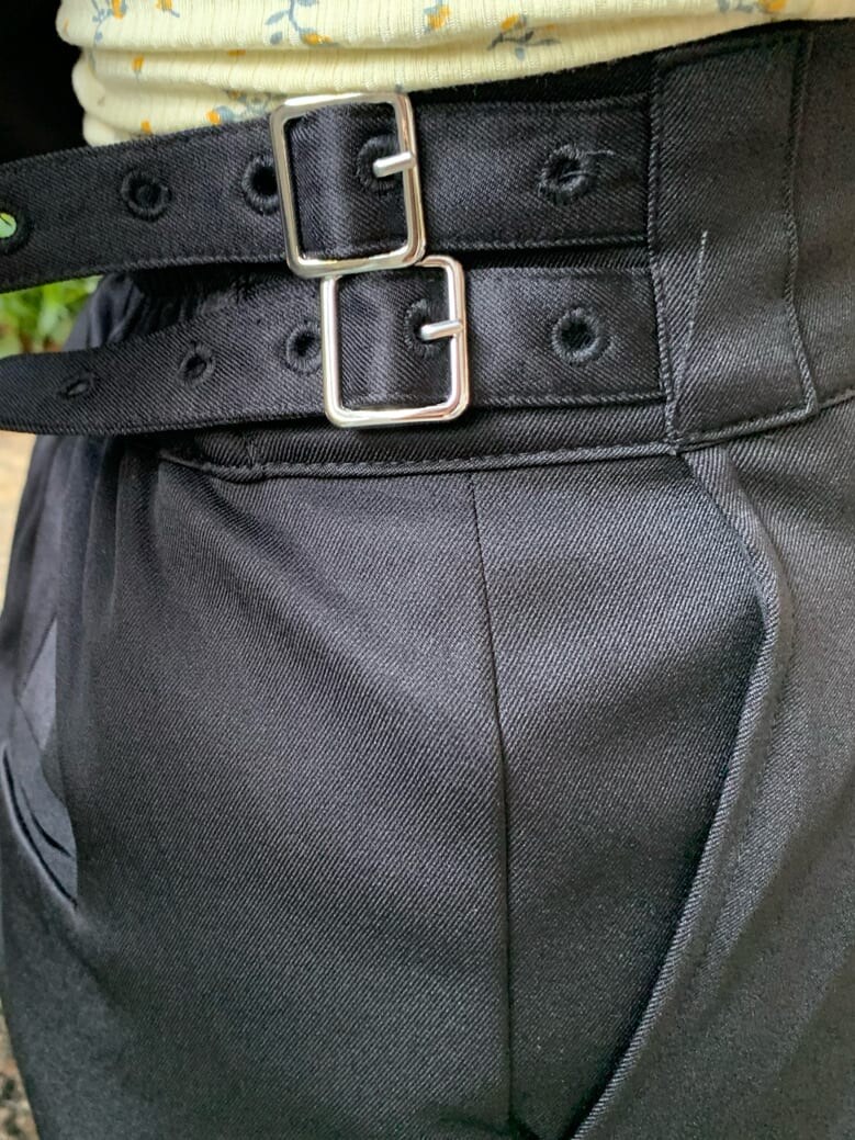 ブラック系のブーツ、イエロー系のキャミソール、ブラック系のテーラードジャケットを着用したレディースの春コーディネートの6枚目の写真