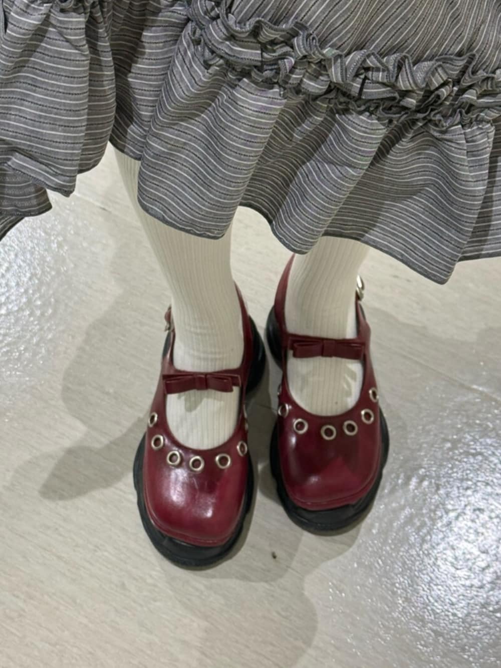グレー系のワンピース、レッド系のパンプスを着用したレディースの春コーディネートの6枚目の写真