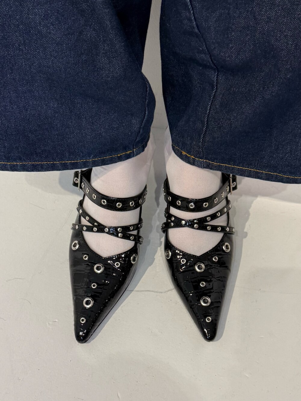 ブラック系のパンプス、ホワイト系のシャツ/ブラウス、ブルー系のデニムパンツを着用したレディースの春コーディネートの9枚目の写真