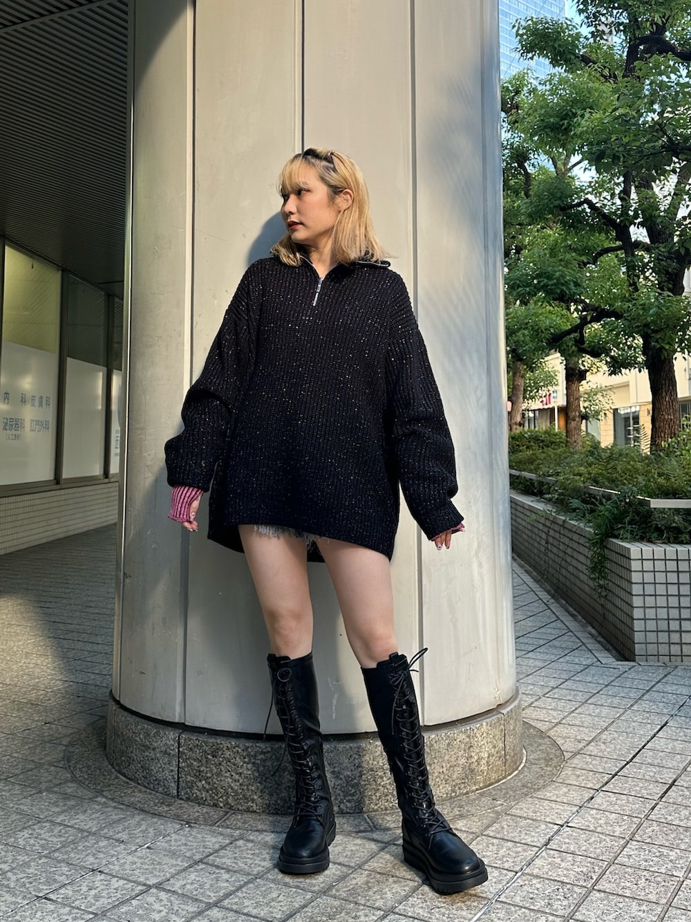 ブラック系のニット/セーター、ブラック系のデニムパンツ、ブラック系のブーツを着用したレディースの冬コーディネートの2枚目の写真