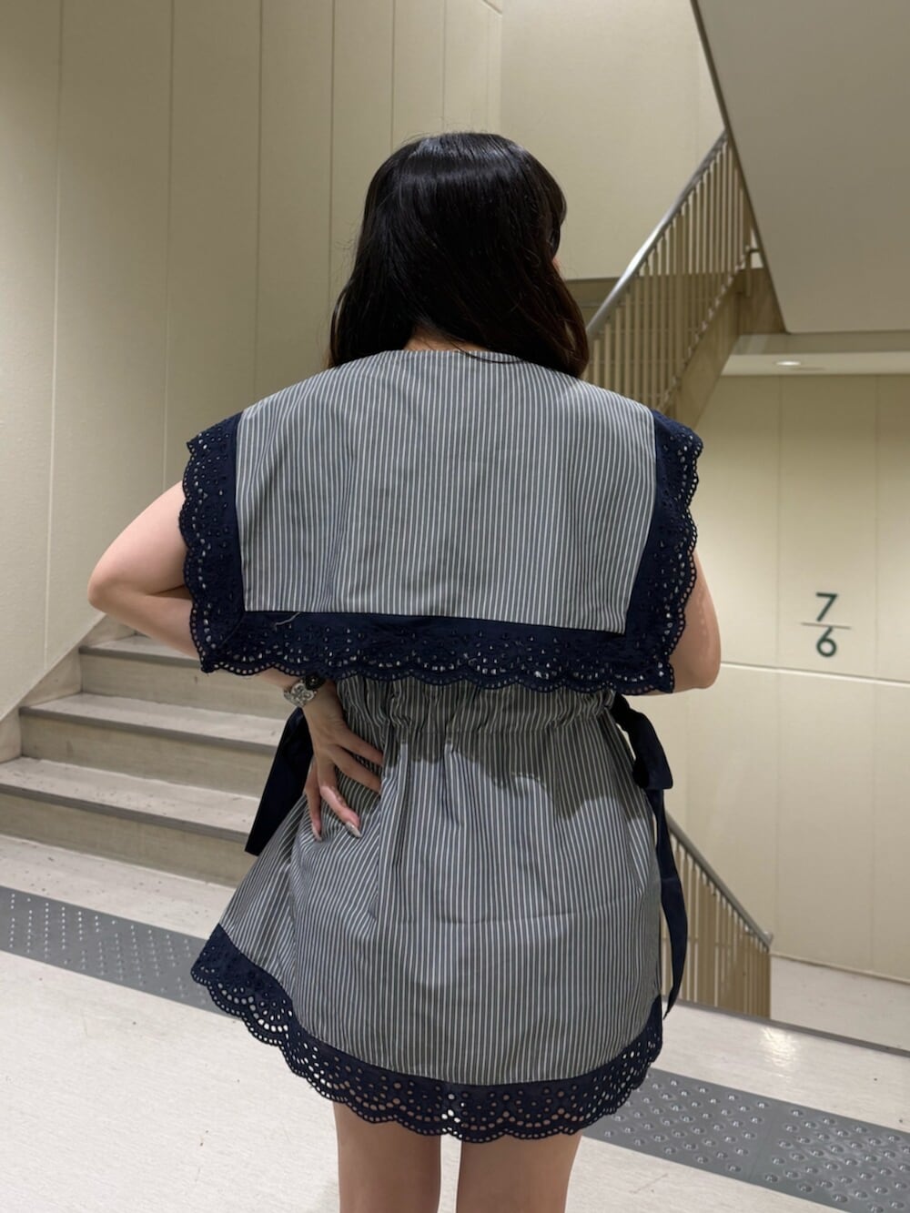 ブラック系のブーツ、グレー系のシャツ/ブラウス、シルバー系のブレスレットを着用したレディースの夏コーディネートの7枚目の写真