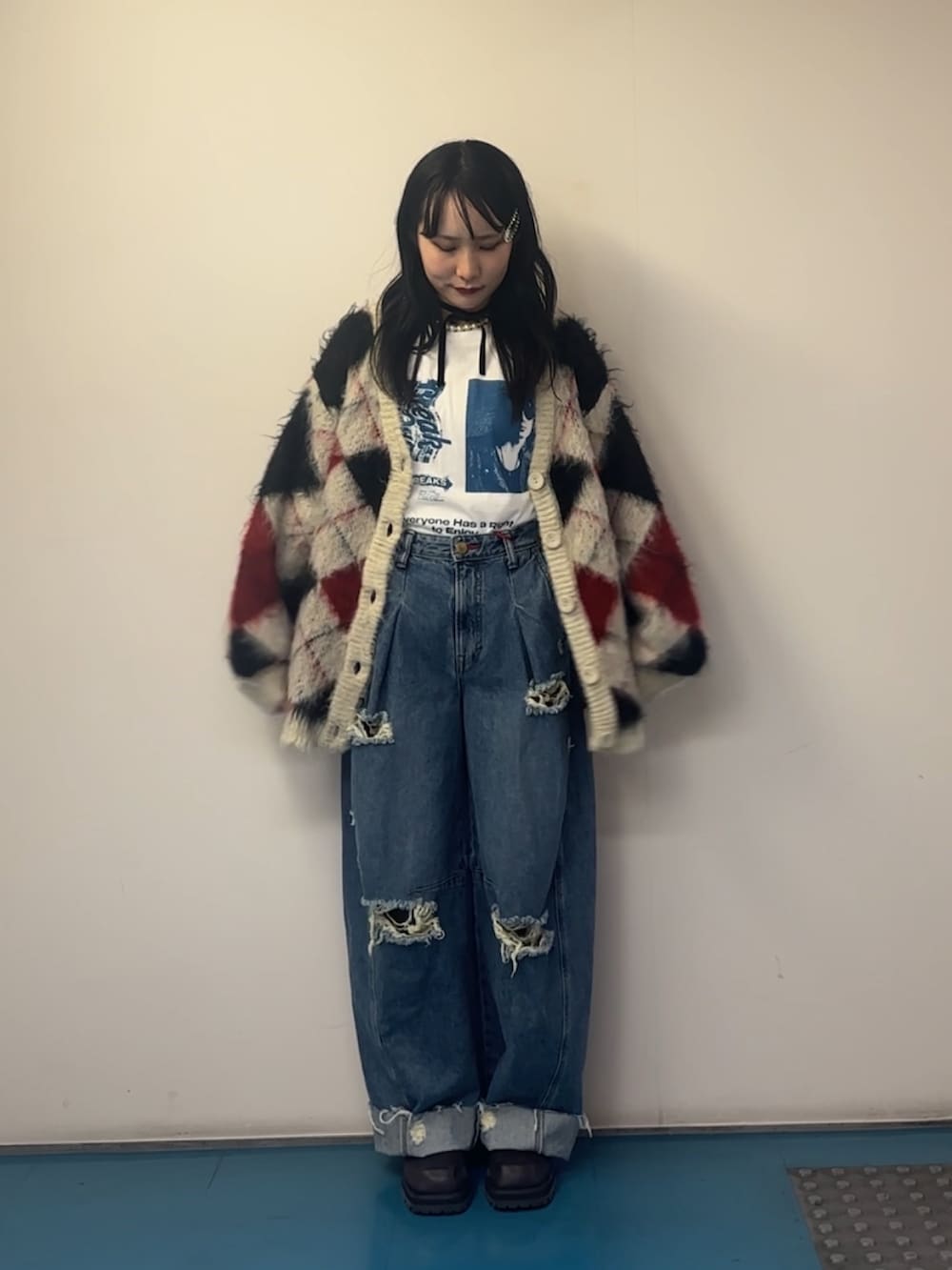 ホワイト系のカーディガン/ボレロ、ホワイト系のTシャツ/カットソー、ブルー系のデニムパンツを着用したレディースの秋コーディネートの4枚目の写真