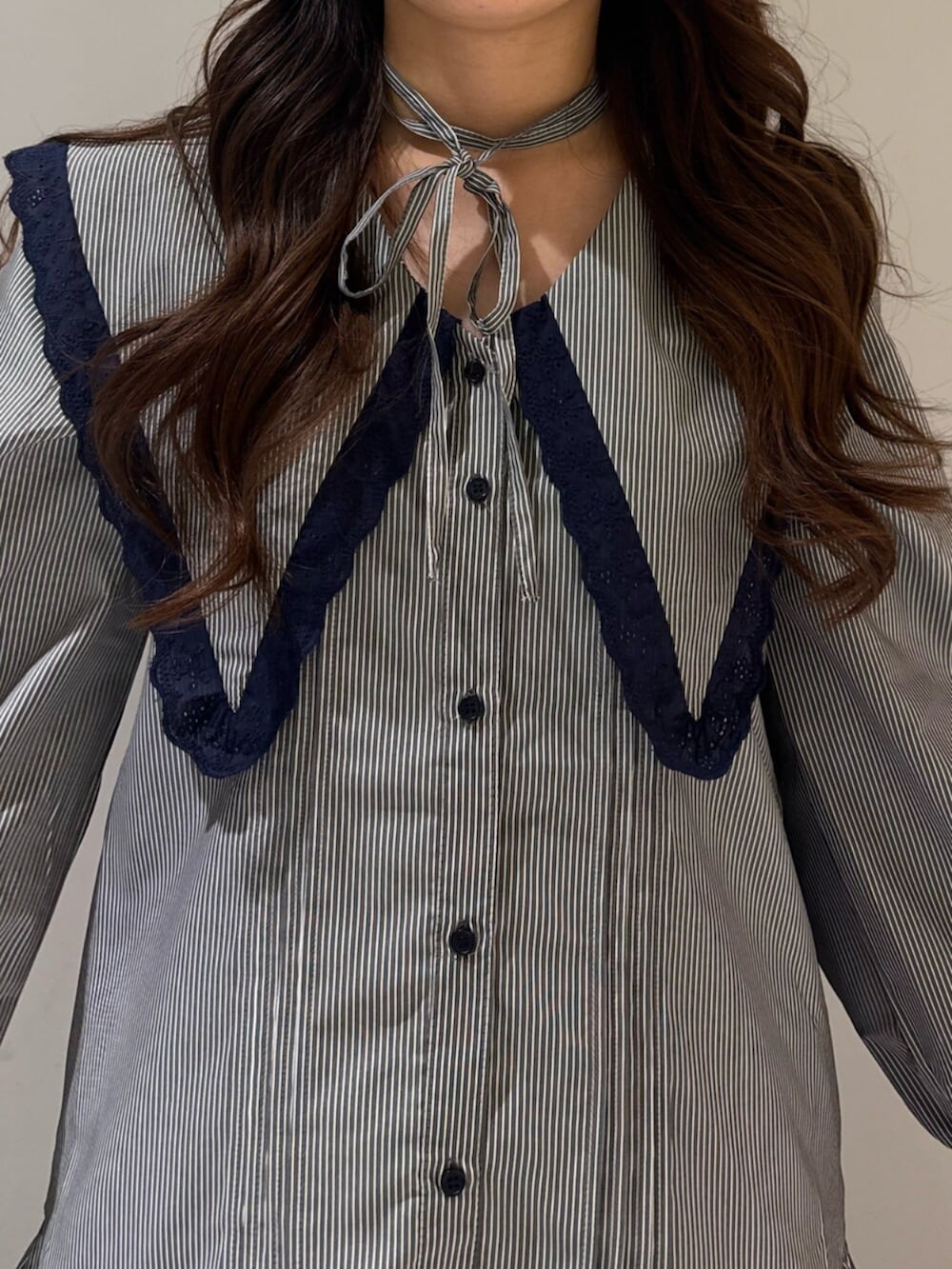 ブラック系のブーツ、グレー系のワンピース、ブラック系のその他ヘアアクセサリーを着用したレディースの夏コーディネートの7枚目の写真