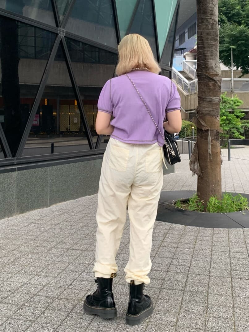 ブラック系のボストンバッグ、ホワイト系のその他パンツ、パープル系のTシャツ/カットソーを着用したレディースの夏コーディネートの3枚目の写真