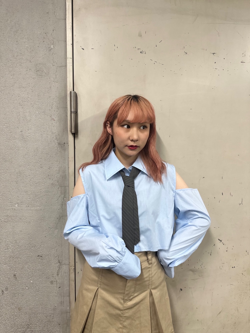ブラック系のブーツ、ブルー系のシャツ/ブラウス、ベージュ系のその他パンツを着用したレディースの夏コーディネートの3枚目の写真