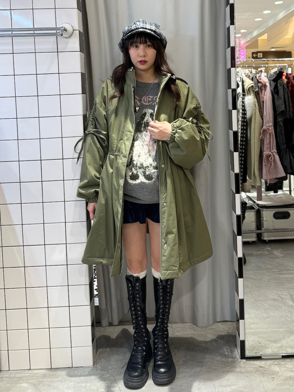 グリーン系のモッズコート、グレー系のニット/セーター、ブルー系のスカートを着用したレディースの冬コーディネートの5枚目の写真