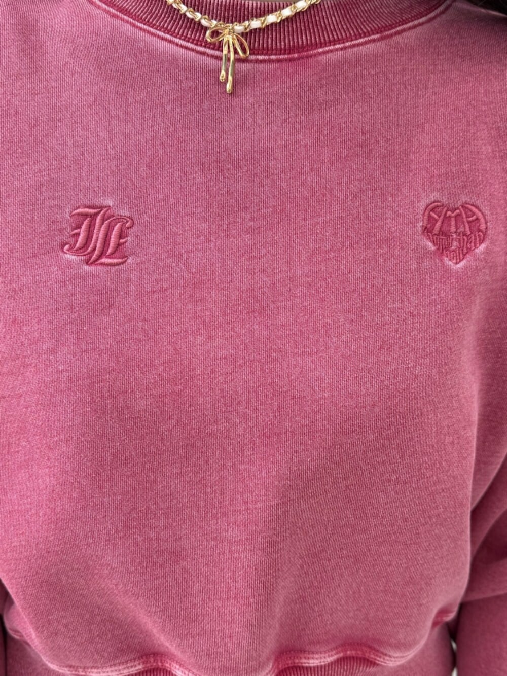 ブラック系のブーツ、ピンク系のスウェット、グレー系のスカートを着用したレディースの冬コーディネートの6枚目の写真