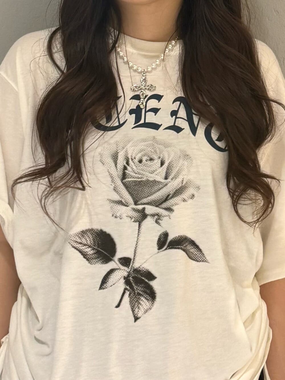 ホワイト系のTシャツ/カットソー、グリーン系のスカート、ホワイト系のニットキャップ/ビーニーを着用したレディースの夏コーディネートの5枚目の写真