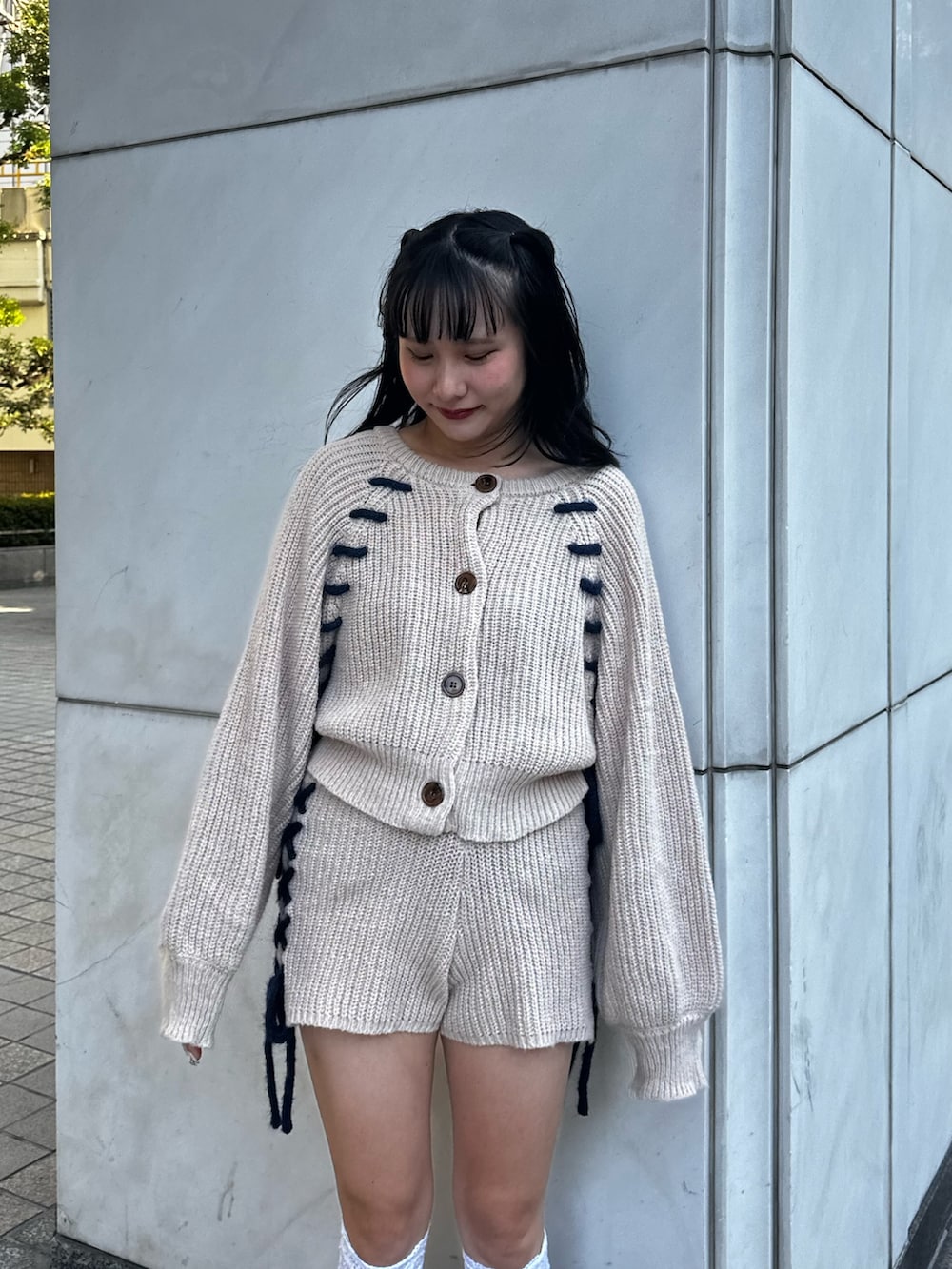 ホワイト系のカーディガン/ボレロ、ホワイト系のその他パンツ、ブラウン系のブーツを着用したレディースの秋コーディネートの5枚目の写真