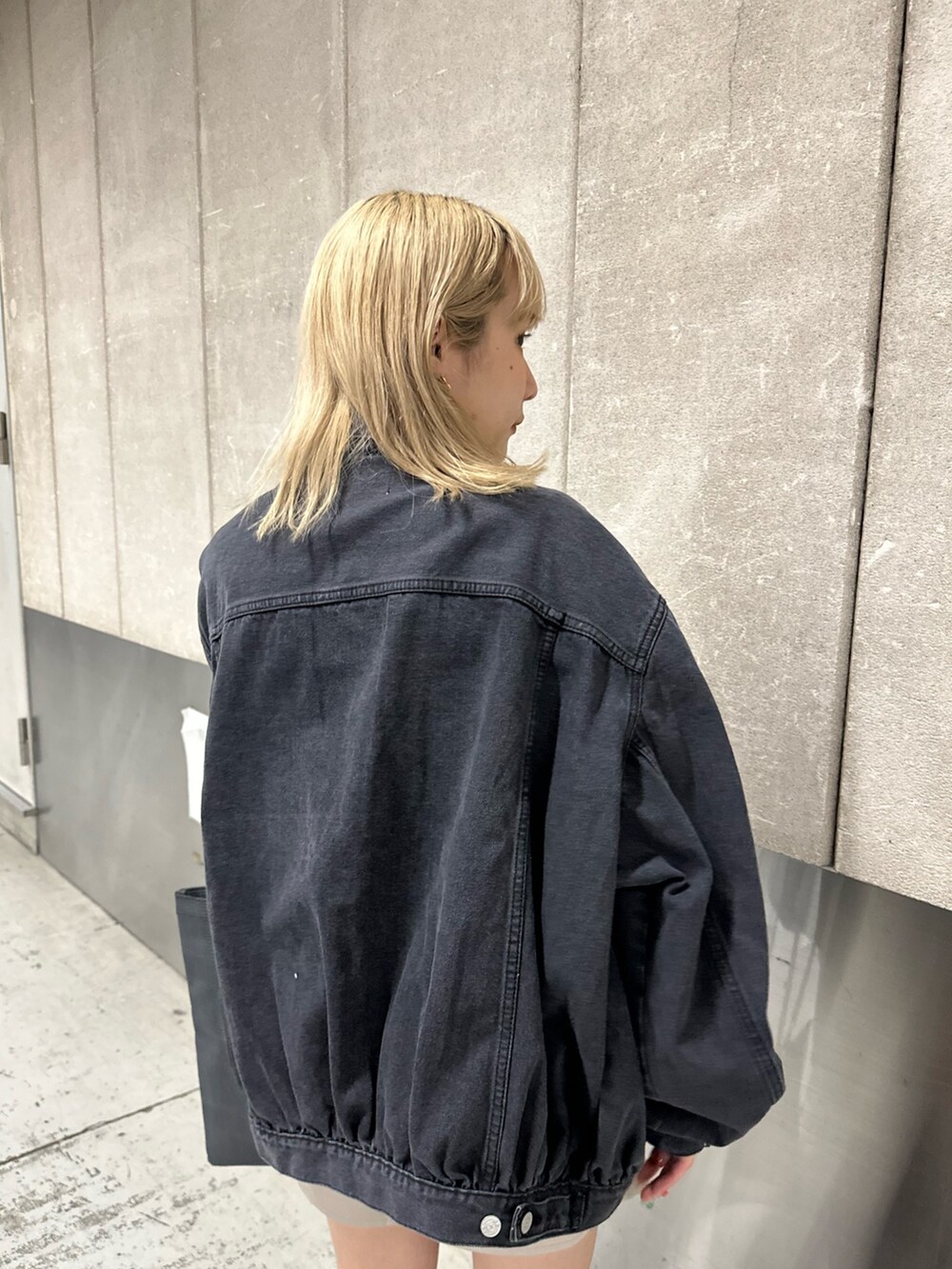 ブルー系のシャツ/ブラウス、ブラック系のデニムジャケット、ホワイト系のその他パンツを着用したレディースの冬コーディネートの4枚目の写真