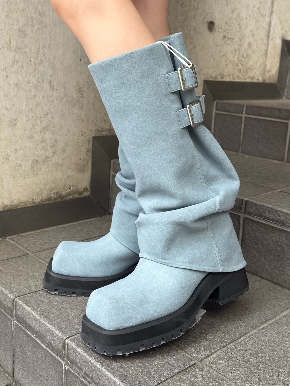 グレー系のテーラードジャケット、ブルー系のTシャツ/カットソー、ブルー系のブーツを着用したレディースの夏コーディネートの9枚目の写真