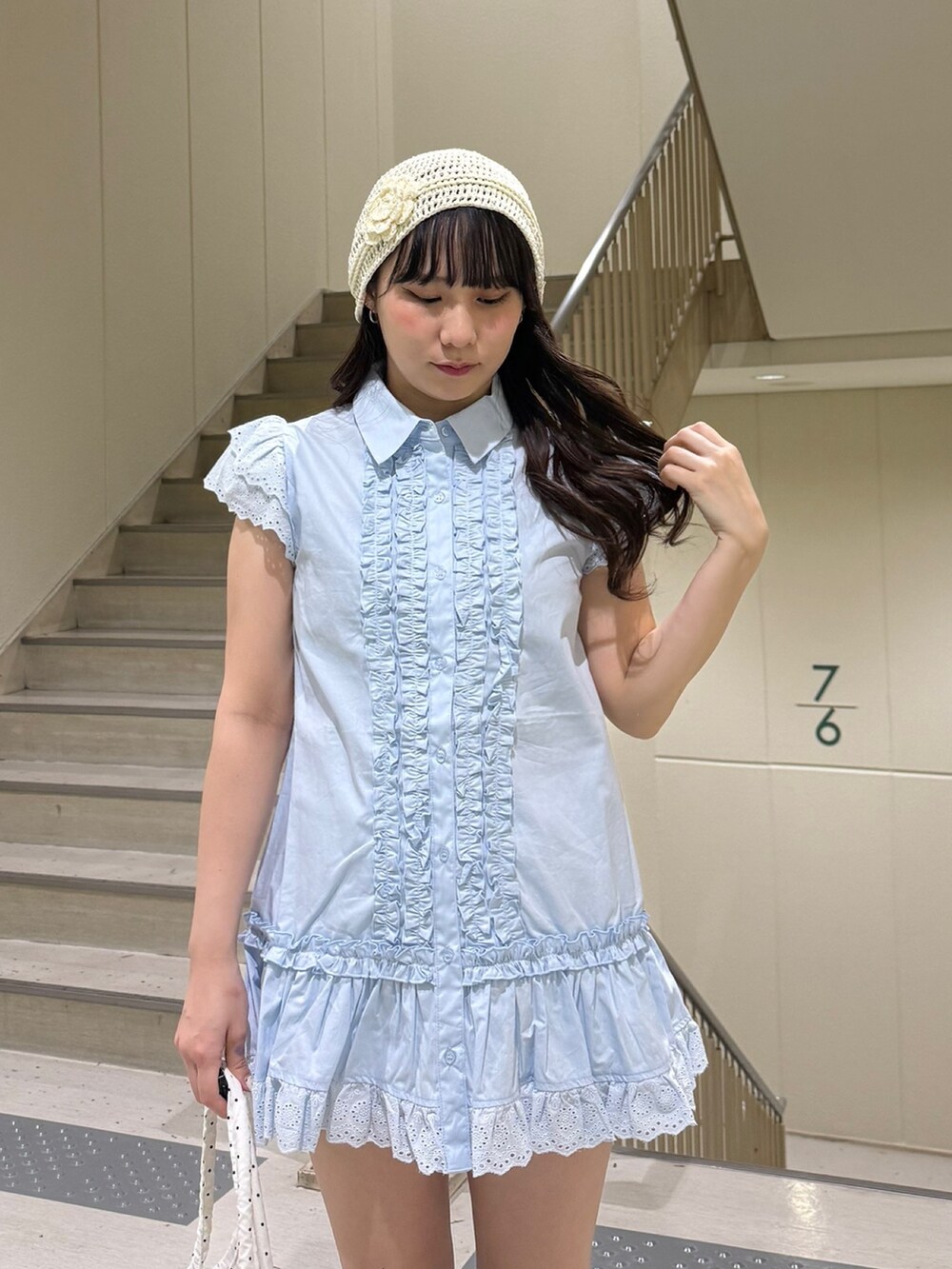 ブルー系のシャツ/ブラウス、ホワイト系のトートバッグ、ブラック系のブーツを着用したレディースの春コーディネートの8枚目の写真