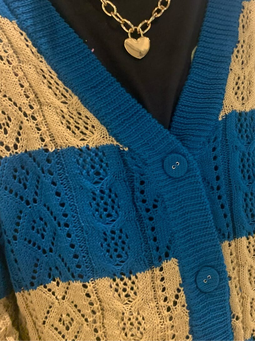 ブラック系のデニムパンツ、ブラック系のその他シューズ、ブルー系のカーディガン/ボレロを着用したレディースの春コーディネートの6枚目の写真