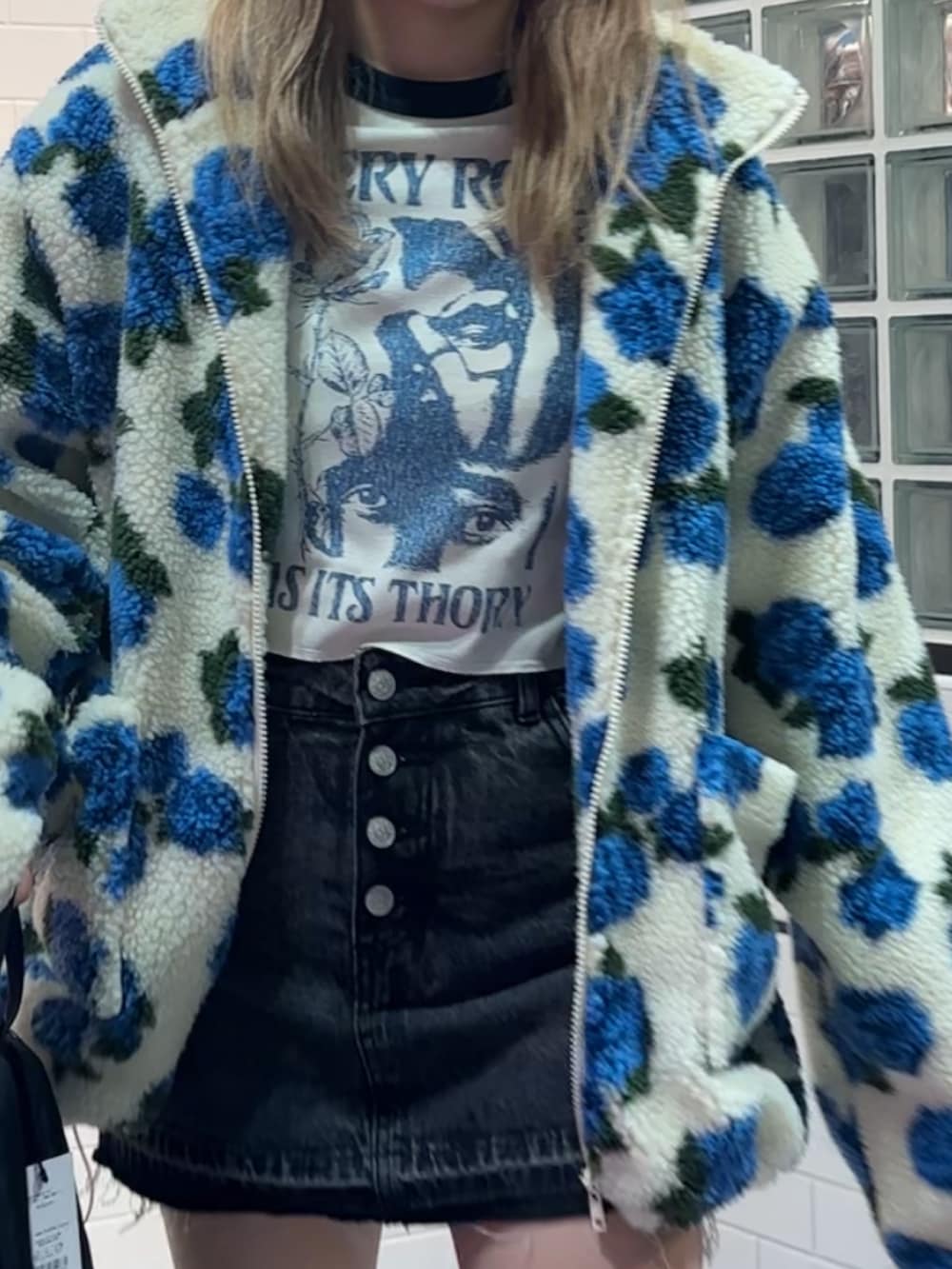 ホワイト系のTシャツ/カットソー、ホワイト系のブルゾン、ブラック系のデニムパンツを着用したレディースの秋コーディネートの4枚目の写真