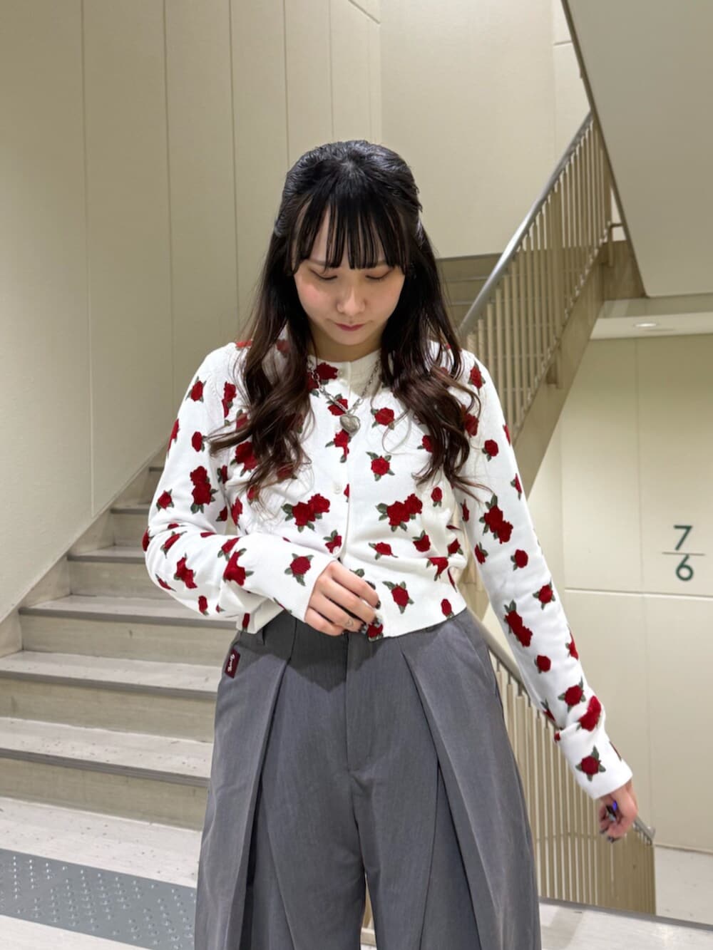 グレー系のスラックス、ホワイト系のカーディガン/ボレロ、ブラック系のローファーを着用したレディースの冬コーディネートの8枚目の写真