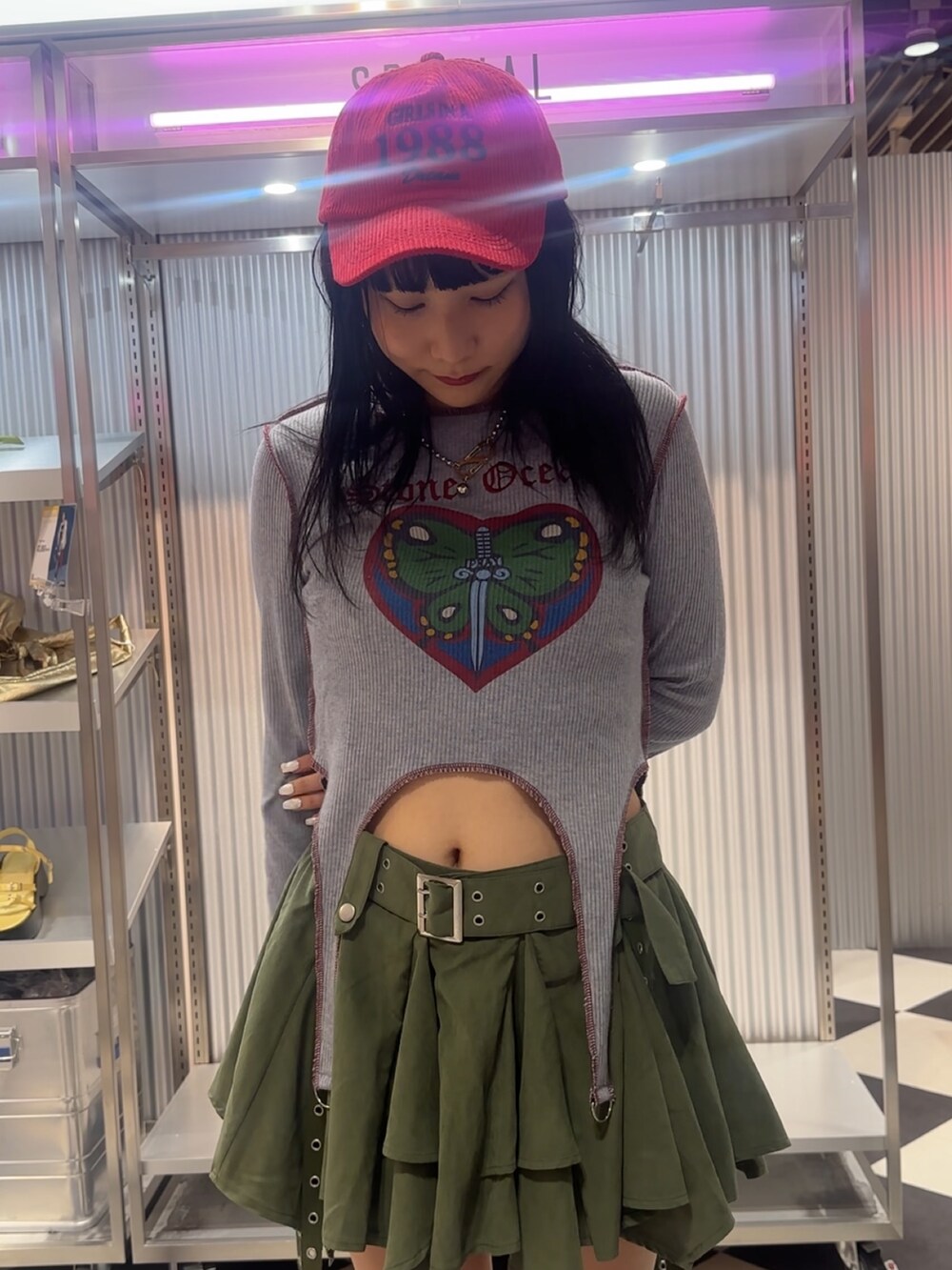 グリーン系のスカート、ブルー系のブーツ、ブルー系のTシャツ/カットソーを着用したレディースの秋コーディネートの5枚目の写真