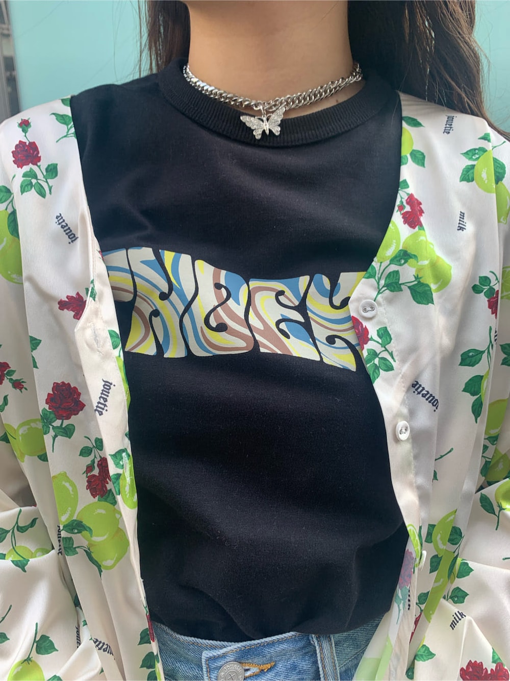 ホワイト系のシャツ/ブラウス、ブラック系のTシャツ/カットソー、ブルー系のデニムパンツを着用したレディースの春コーディネートの4枚目の写真