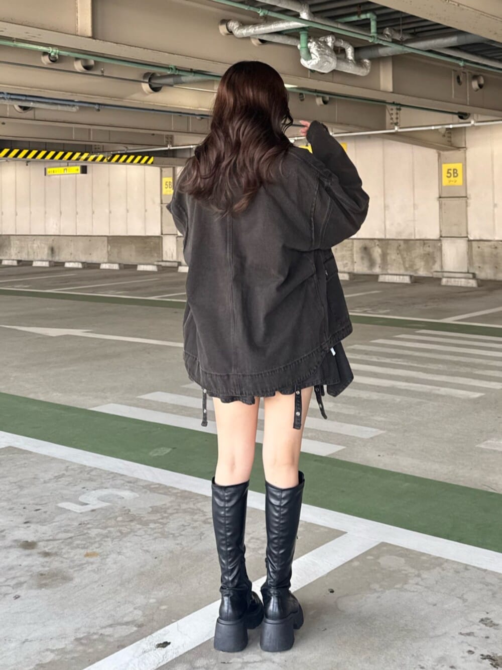 ブラック系のデニムジャケット、ブルー系のシャツ/ブラウス、ブラック系のデニムスカートを着用したレディースの秋コーディネートの3枚目の写真