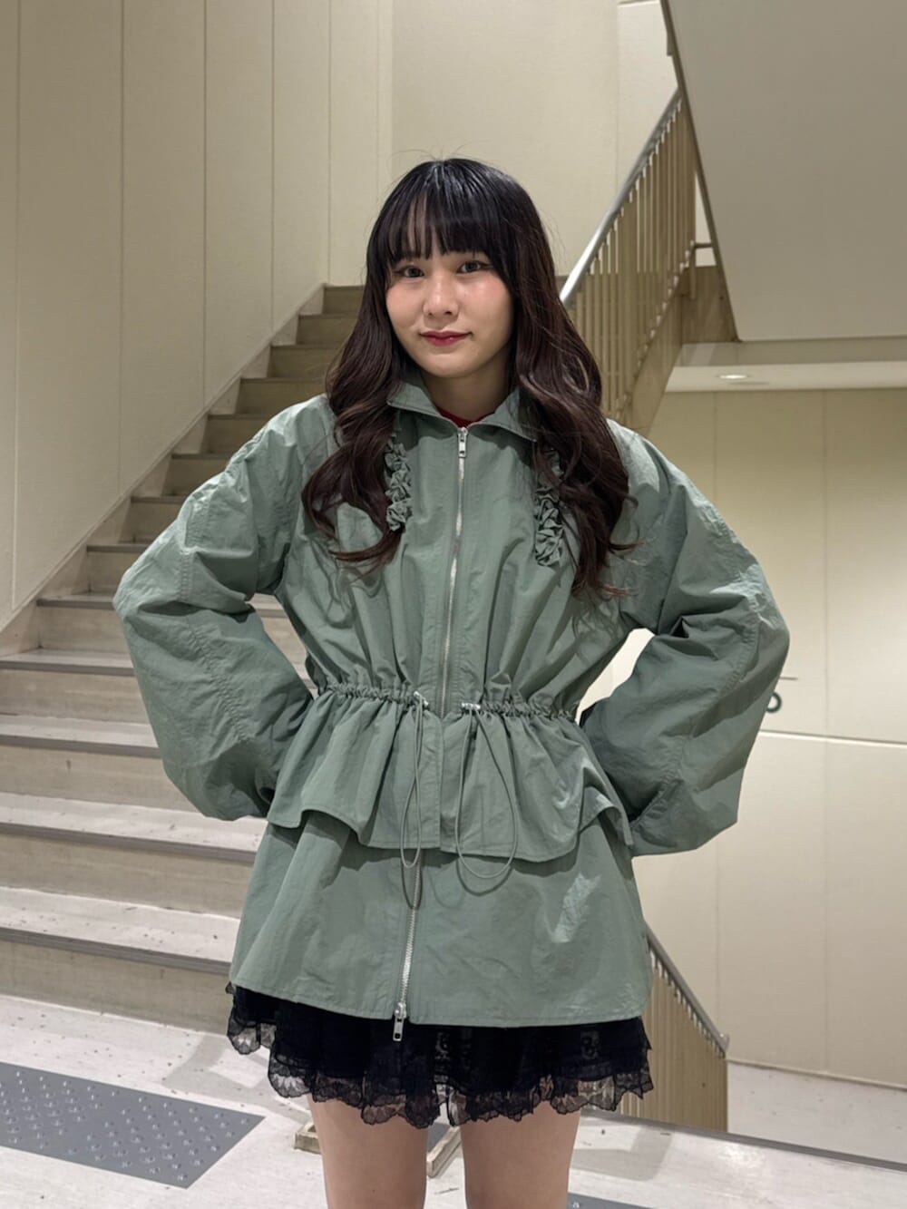 ブラック系のブーツ、グリーン系のナイロンジャケット、ブラック系のその他パンツを着用したレディースの春コーディネートの9枚目の写真