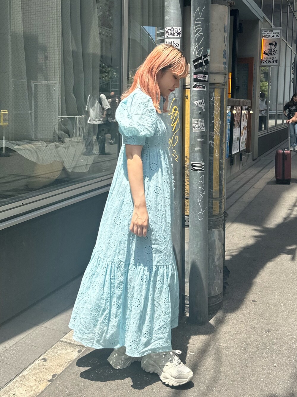 ブルー系のワンピースを着用したレディースの夏コーディネートの3枚目の写真