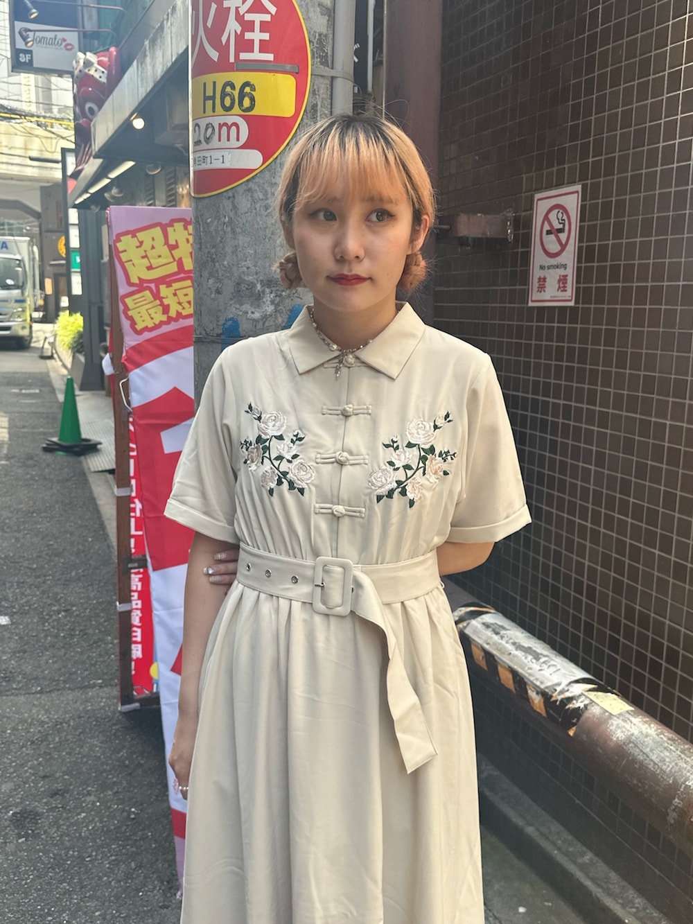 ホワイト系のワンピース、シルバー系のネックレスを着用したレディースの夏コーディネートの4枚目の写真