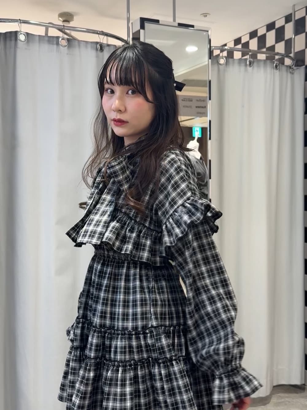 ブラック系のワンピース、ブラック系のブーツ、ブラック系のバレッタ/ヘアクリップを着用したレディースの冬コーディネートの9枚目の写真