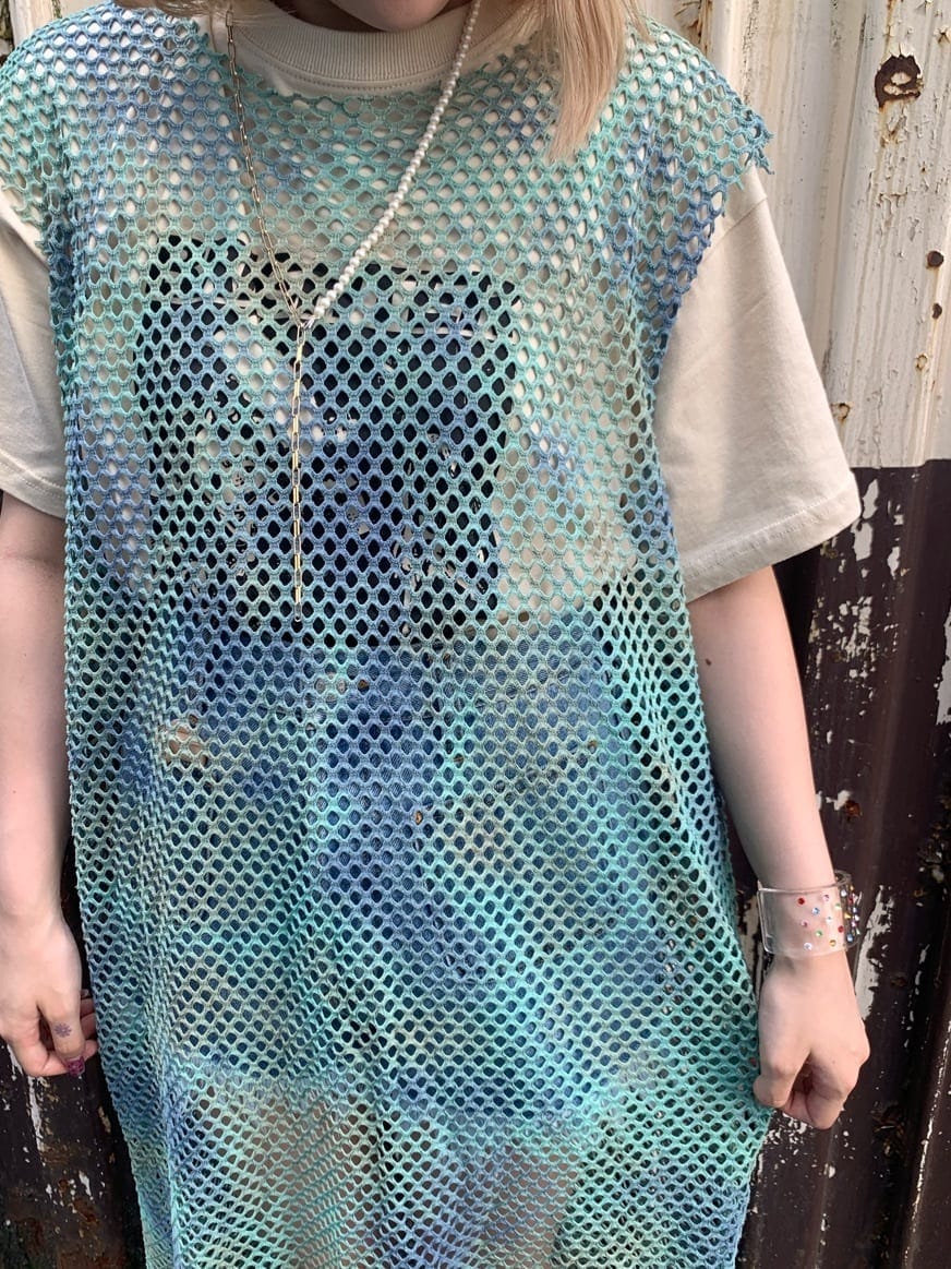 ブルー系のデニムパンツ、ホワイト系のTシャツ/カットソー、グリーン系のワンピースを着用したレディースの夏コーディネートの4枚目の写真