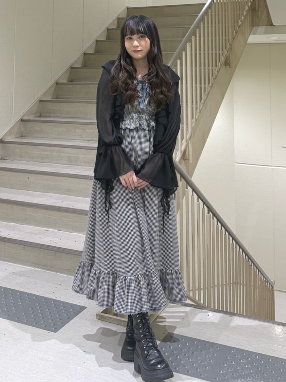 ブラック系のブーツ、ブラック系のシャツ/ブラウス、ブラック系のワンピースを着用したレディースの春コーディネートの2枚目の写真