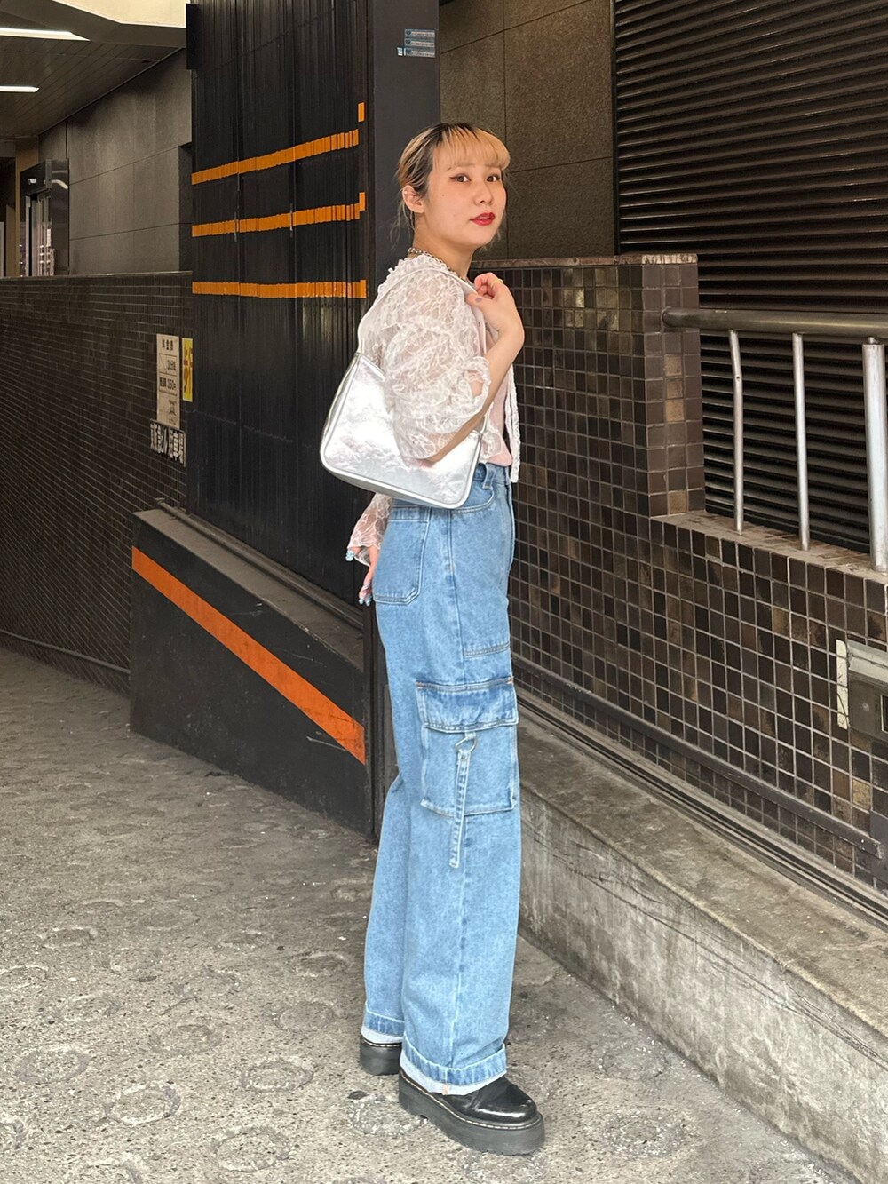 ホワイト系のシャツ/ブラウス、ピンク系のタンクトップ、シルバー系のハンドバッグを着用したレディースの春コーディネートの3枚目の写真