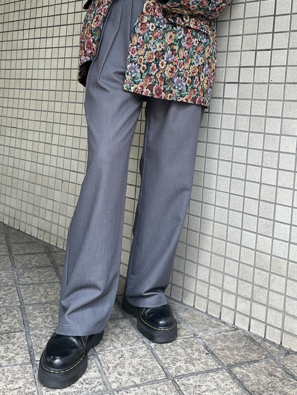 ブラック系のテーラードジャケット、グレー系のその他パンツ、ブラック系のシャツ/ブラウスを着用したレディースの秋コーディネートの6枚目の写真