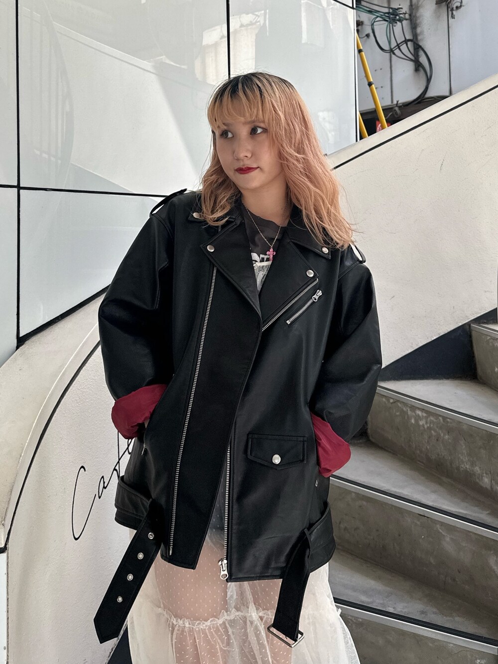 ブラック系のTシャツ/カットソー、ブラック系のライダースジャケット、ホワイト系のワンピースを着用したレディースの夏コーディネートの4枚目の写真