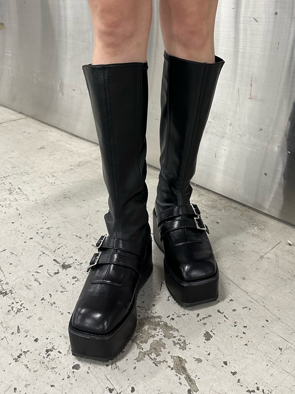 ブルー系のシャツ/ブラウス、ブラック系のデニムジャケット、ホワイト系のその他パンツを着用したレディースの冬コーディネートの9枚目の写真