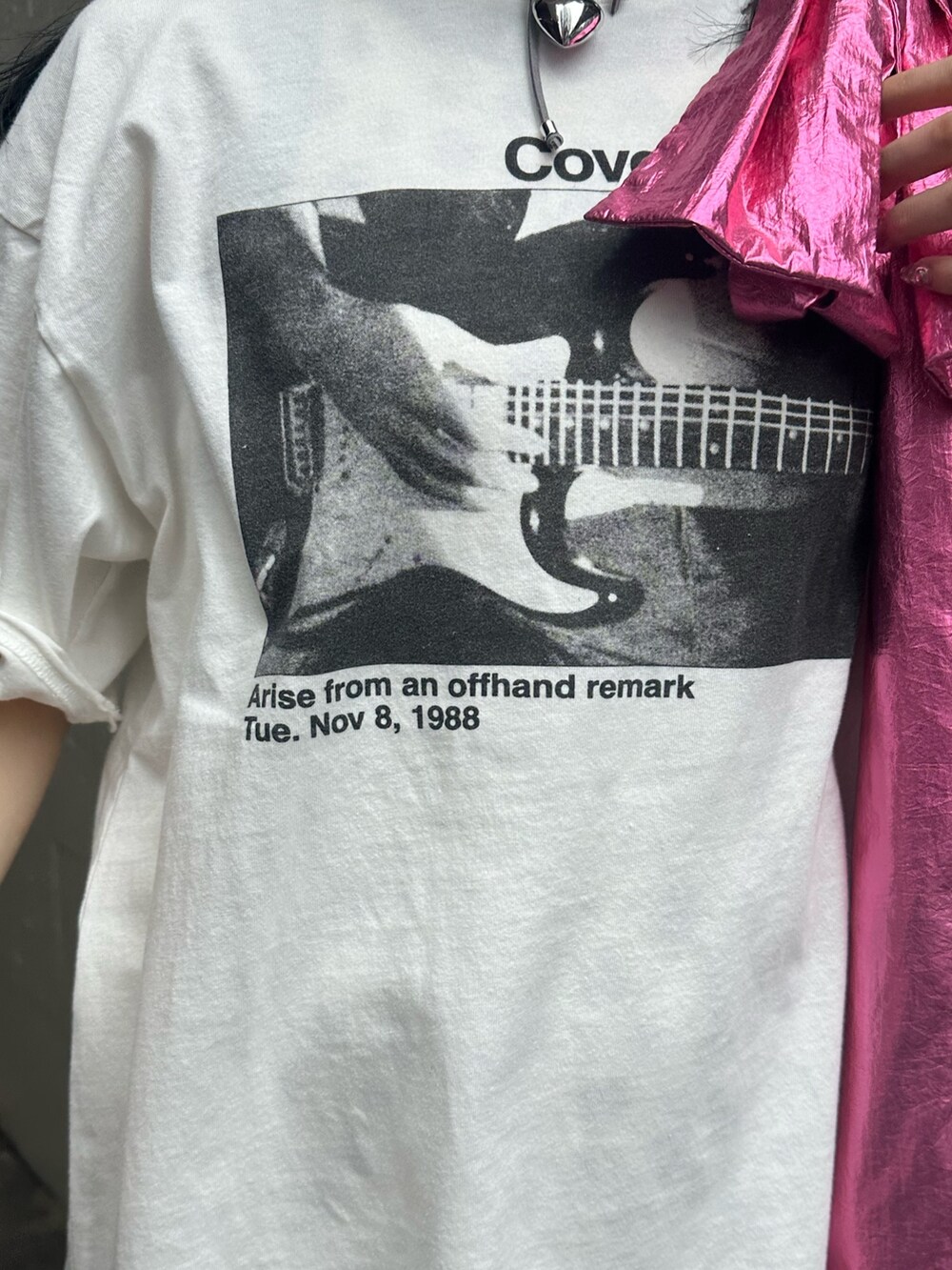 ホワイト系のTシャツ/カットソー、ピンク系のトートバッグ、ホワイト系のワンピースを着用したレディースの春コーディネートの4枚目の写真
