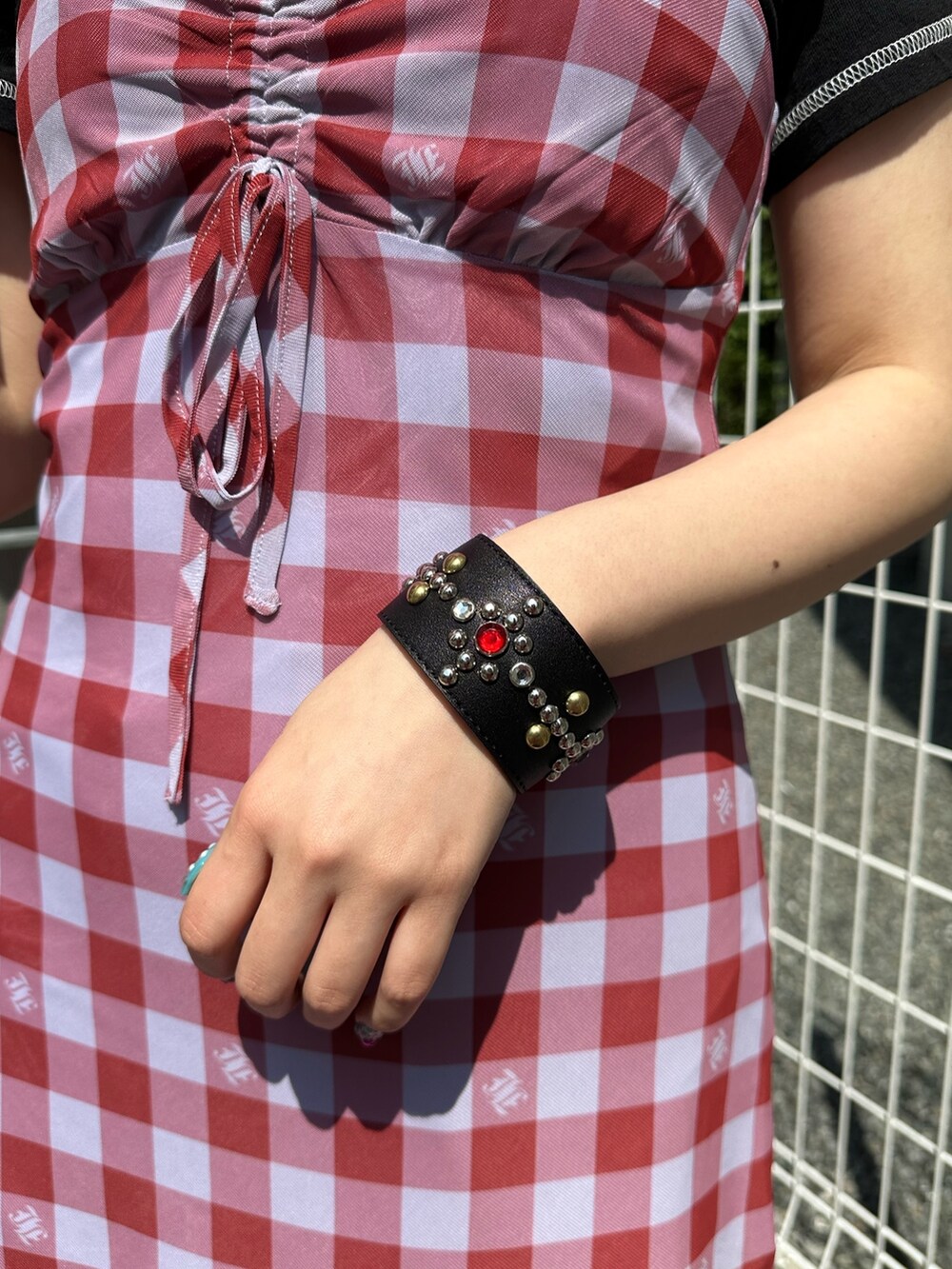 ブラック系のショルダーバッグ、ブラック系のブーツ、ブラック系のTシャツ/カットソーを着用したレディースの春コーディネートの6枚目の写真