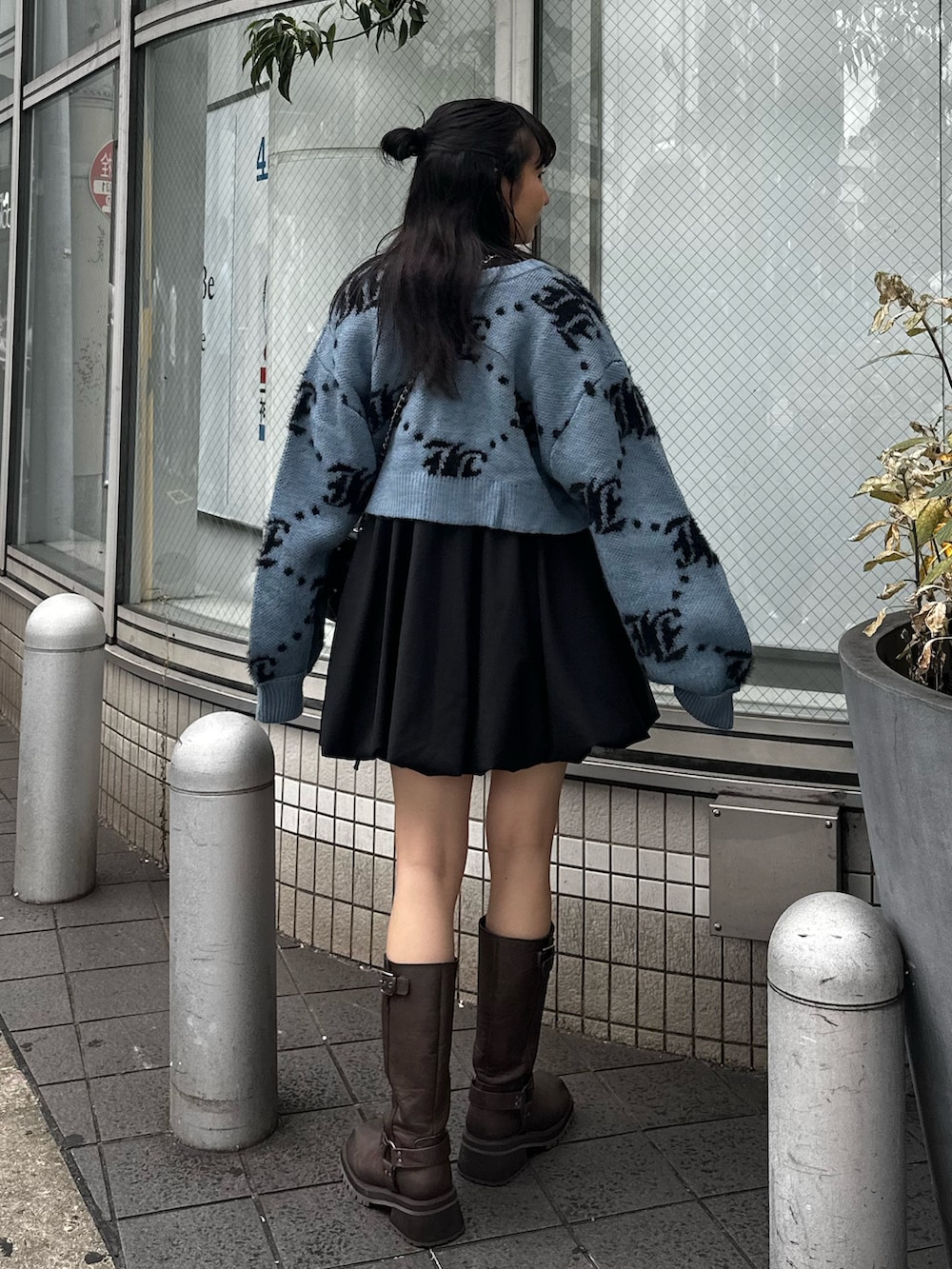 ブラウン系のブーツ、ブルー系のショルダーバッグ、ブルー系のカーディガン/ボレロを着用したレディースの秋コーディネートの2枚目の写真