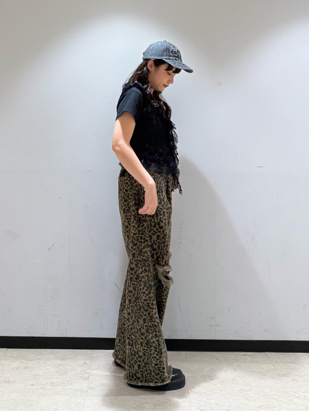 ブラウン系のその他パンツ、ブラック系のTシャツ/カットソー、ブラック系のベストを着用したレディースの夏コーディネートの4枚目の写真