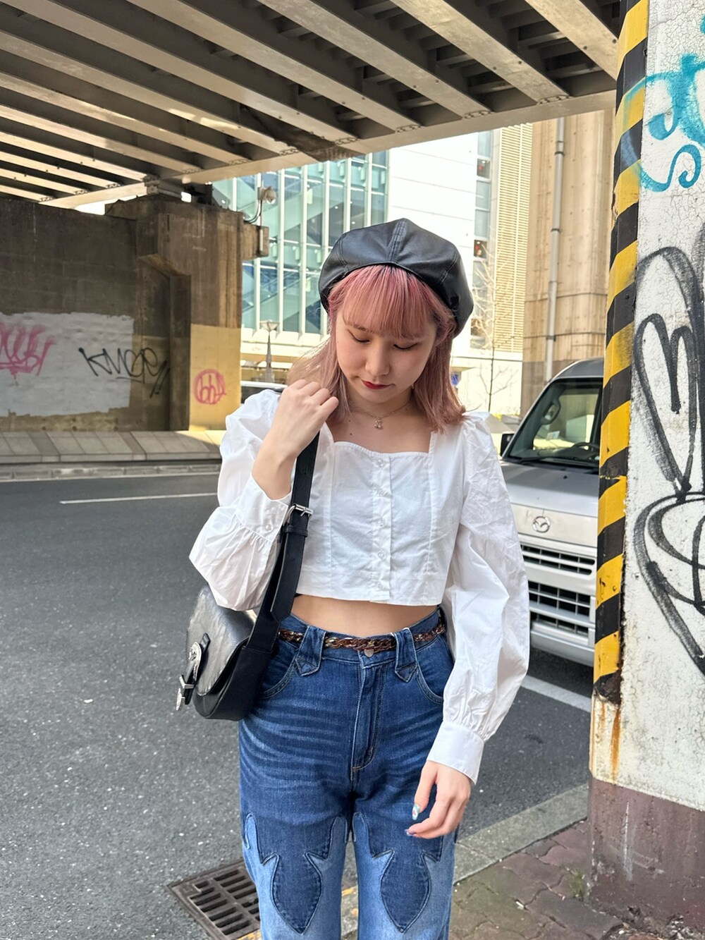 ホワイト系のシャツ/ブラウス、ブルー系のデニムパンツ、ブラック系のショルダーバッグを着用したレディースの春コーディネートの3枚目の写真