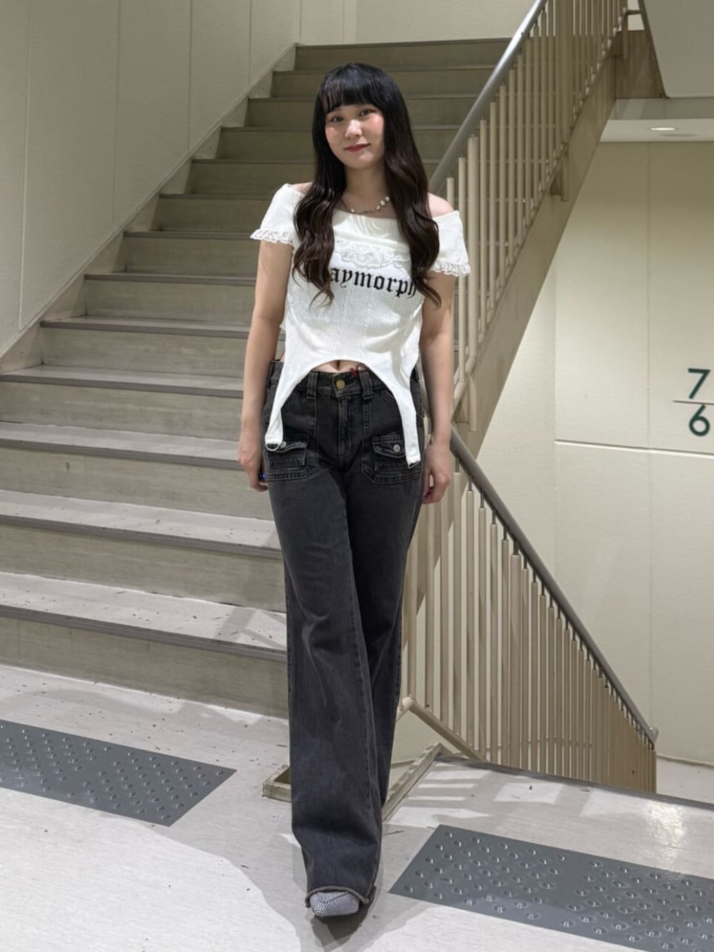 ブラック系のパンプス、ブラック系のデニムパンツ、ホワイト系のTシャツ/カットソーを着用したレディースの夏コーディネートの4枚目の写真