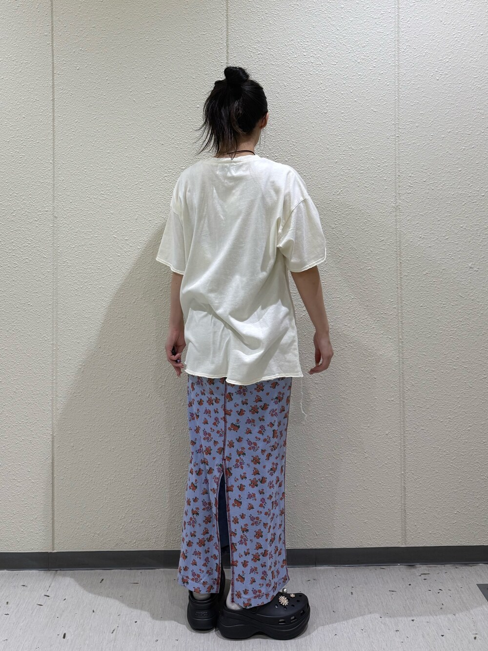 ホワイト系のTシャツ/カットソー、ブルー系のワンピース、ブラック系のその他シューズを着用したレディースの夏コーディネートの3枚目の写真