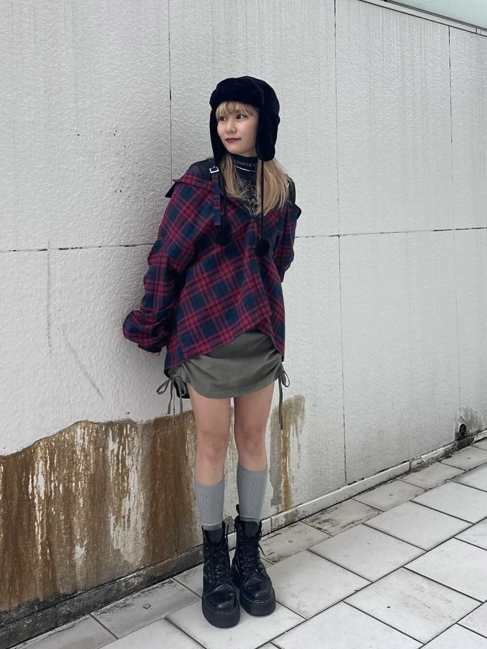 ブルー系のシャツ/ブラウス、ブラック系のTシャツ/カットソー、ブラック系のスカートを着用したレディースの冬コーディネートの2枚目の写真