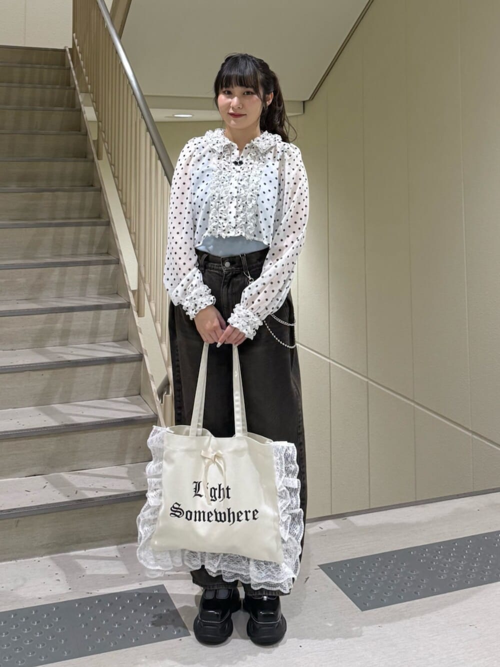 ブラック系のローファー、ホワイト系のトートバッグ、ブルー系のキャミソールを着用したレディースの春コーディネートの5枚目の写真
